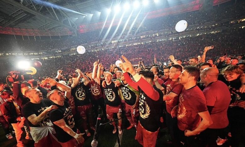 Galatasaray 5. yıldızı formasına takmaya hak kazanan ilk Türk takımı oldu 11 Galatasaray 5. yıldızı formasına takmaya hak kazanan ilk Türk takımı oldu- Futbol