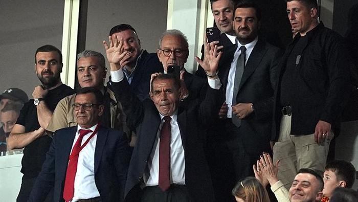 Galatasaray Başkanı Dursun Özbek'ten acı Osimhen itirafı: 'Rekabet edemeyiz' | Çılgın teklifi duyurdu 23 Galatasaray Başkanı Dursun Özbek'ten acı Osimhen itirafı: 'Rekabet edemeyiz' | Çılgın teklifi duyurdu- Futbol