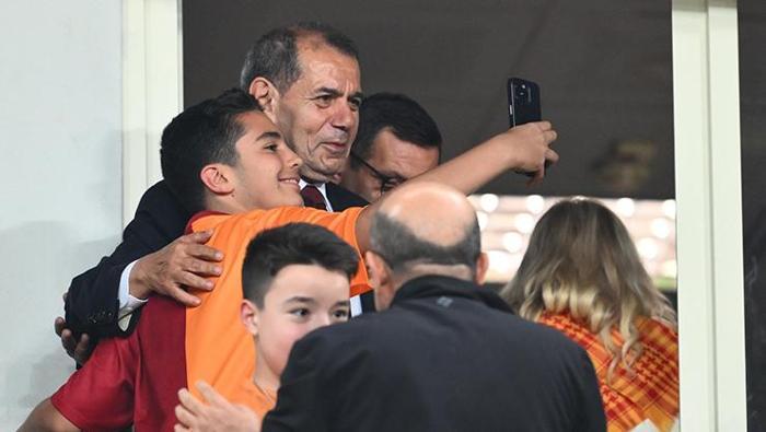 Galatasaray Başkanı Dursun Özbek'ten acı Osimhen itirafı: 'Rekabet edemeyiz' | Çılgın teklifi duyurdu 25 Galatasaray Başkanı Dursun Özbek'ten acı Osimhen itirafı: 'Rekabet edemeyiz' | Çılgın teklifi duyurdu- Futbol