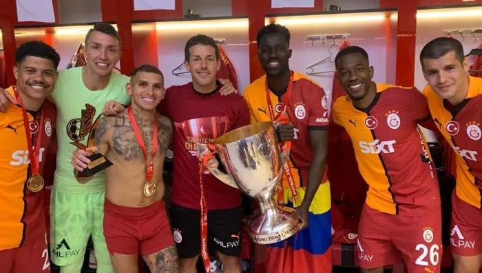 'Galatasaray, Chicago Bulls gibi' Okan Buruk'un yardımcısı Gomez'den olay itiraf: Mourinho'ya gerek yoktu 26 'Galatasaray, Chicago Bulls gibi' Okan Buruk'un yardımcısı Gomez'den olay itiraf: Mourinho'ya gerek yoktu- Futbol