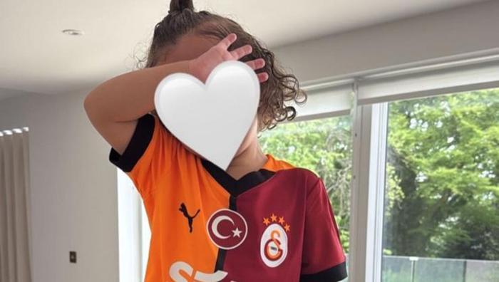 Galatasaray forması, Leeds United'ı açıklama yapmak zorunda bıraktı: Fotoğraflar tepki çekmişti 20 Galatasaray forması, Leeds United'ı açıklama yapmak zorunda bıraktı: Fotoğraflar tepki çekmişti- Futbol