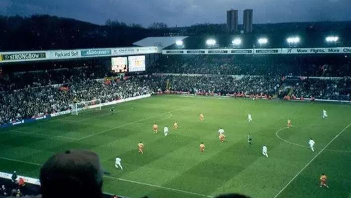 Galatasaray forması, Leeds United'ı açıklama yapmak zorunda bıraktı: Fotoğraflar tepki çekmişti 21 Galatasaray forması, Leeds United'ı açıklama yapmak zorunda bıraktı: Fotoğraflar tepki çekmişti- Futbol