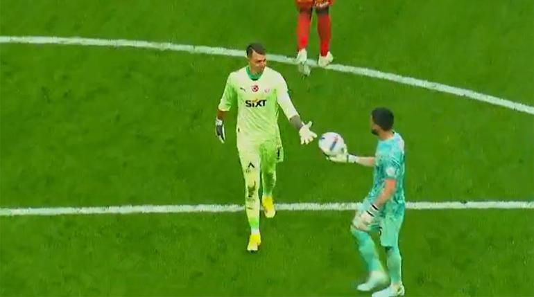 Galatasaray - Kayserispor maçında ilginç anlar! Muslera penaltıda topun başına geçti- Futbol