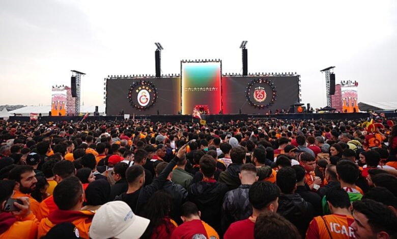 Galatasaray şampiyonluk kutlamaları | CANLI 11 Galatasaray şampiyonluk kutlamaları | CANLI- Futbol