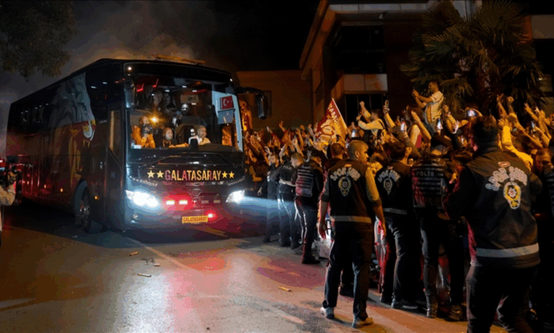 Galatasaray takım otobüsüne saldırı! 13 Galatasaray takım otobüsüne saldırı!- Futbol