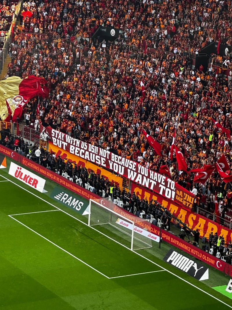 Galatasaray taraftarından Osimhen’e ‘bizimle kal’ mesajı!- Futbol