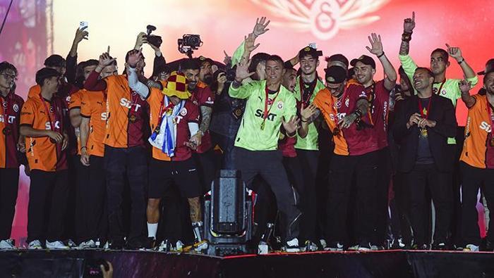 Galatasaray'da peş peşe ayrılıklar! Okan Buruk bildirdi 'Artık bizimle değilsiniz' 18 Galatasaray'da peş peşe ayrılıklar! Okan Buruk bildirdi 'Artık bizimle değilsiniz'- Futbol