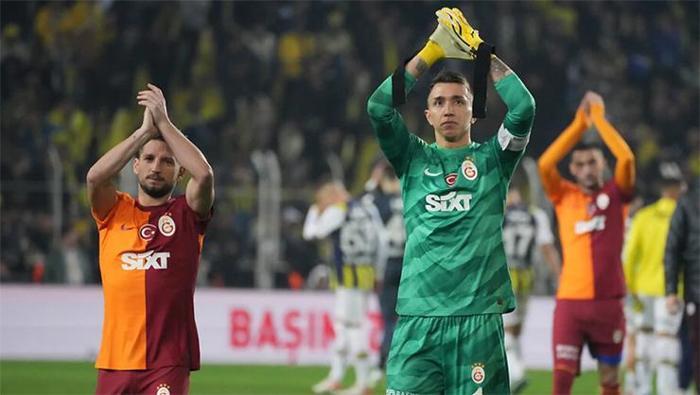 Galatasaray'da peş peşe ayrılıklar! Okan Buruk bildirdi 'Artık bizimle değilsiniz' 19 Galatasaray'da peş peşe ayrılıklar! Okan Buruk bildirdi 'Artık bizimle değilsiniz'- Futbol