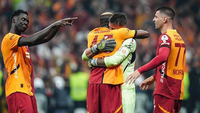 Galatasaray'da şampiyonluk sonrası olay göndermeler! 19 Galatasaray'da şampiyonluk sonrası olay göndermeler!- Futbol