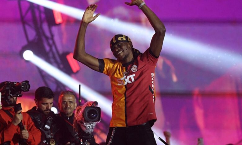 Galatasaray'da taraftarlardan Victor Osimhen'e çağrı: Bizimle kal 11 Galatasaray'da taraftarlardan Victor Osimhen'e çağrı: Bizimle kal- Futbol
