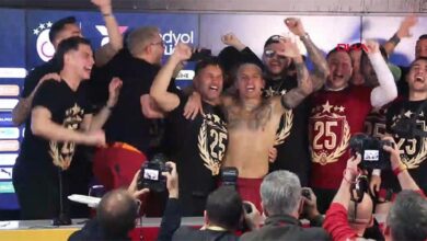 Galatasaraylı futbolculardan basın toplantısına baskın!- Futbol