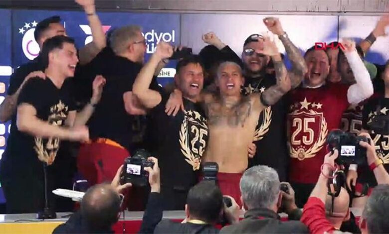 Galatasaraylı futbolculardan basın toplantısına baskın! 11 Galatasaraylı futbolculardan basın toplantısına baskın!- Fenerbahçe