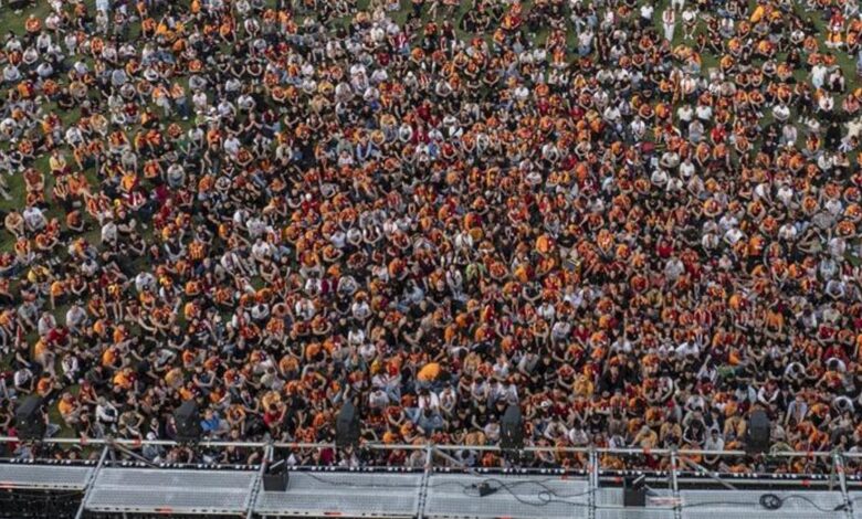 Galatasaraylı taraftarlar, Göztepe maçını Yenikapı'da takip etti 11 Galatasaraylı taraftarlar, Göztepe maçını Yenikapı'da takip etti- Futbol