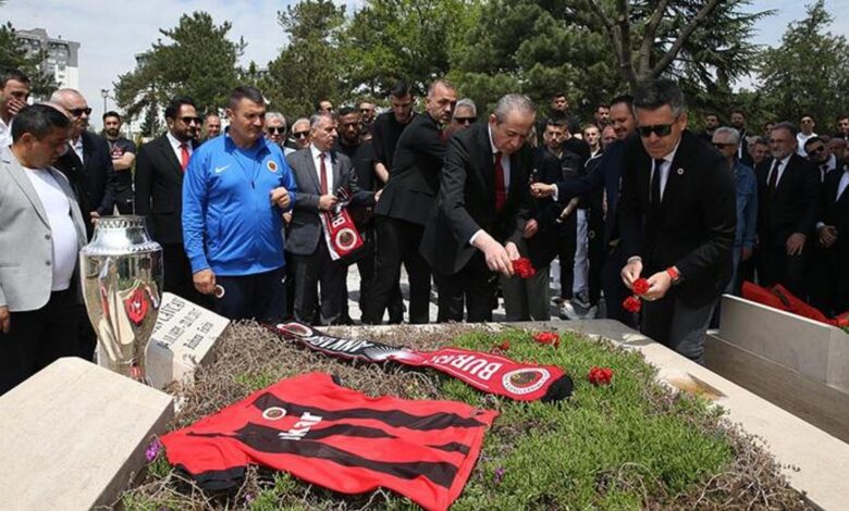 Gençlerbirliği'nden İlhan Cavcav'ın mezarına ziyaret 11 Gençlerbirliği'nden İlhan Cavcav'ın mezarına ziyaret- Futbol