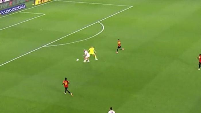 Göztepe-Galatasaray maçına damga vuran an! Trio ekibi noktayı koydu: 'Amasız, fakatsız, lakinsiz net bir kırmızı kart'- Futbol