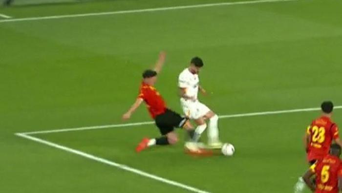 Göztepe-Galatasaray maçına damga vuran an! Trio ekibi noktayı koydu: 'Amasız, fakatsız, lakinsiz net bir kırmızı kart'- Futbol