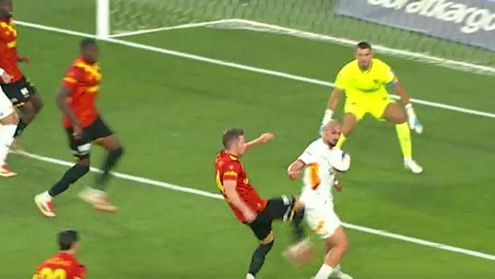 Göztepe-Galatasaray maçına damga vuran an! Trio ekibi noktayı koydu: 'Amasız, fakatsız, lakinsiz net bir kırmızı kart'- Futbol