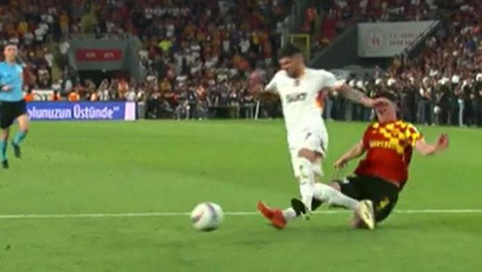 Göztepe-Galatasaray maçına damga vuran an! Trio ekibi noktayı koydu: 'Amasız, fakatsız, lakinsiz net bir kırmızı kart'- Futbol