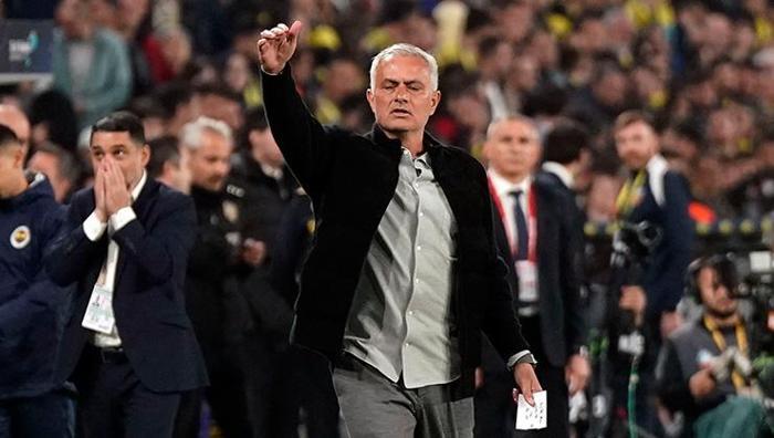 Jose Mourinho Fiumicino'da ortaya çıktı! İtalyanlar görüntüsünü yayınladı: Olay iddia 21 Jose Mourinho Fiumicino'da ortaya çıktı! İtalyanlar görüntüsünü yayınladı: Olay iddia- Futbol