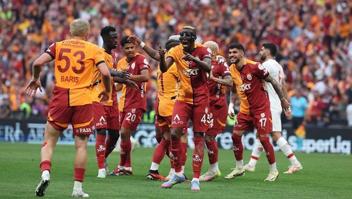 'Kemerburgaz'a bir heykel dikilecekse onun heykeli olurdu' Galatasaray'ın 25. şampiyonluk zaferinin ardından açıkladı: Gözyaşlarıan boğuldu- Futbol