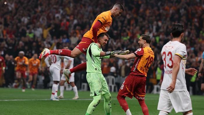 'Kemerburgaz'a bir heykel dikilecekse onun heykeli olurdu' Galatasaray'ın 25. şampiyonluk zaferinin ardından açıkladı: Gözyaşlarıan boğuldu- Futbol