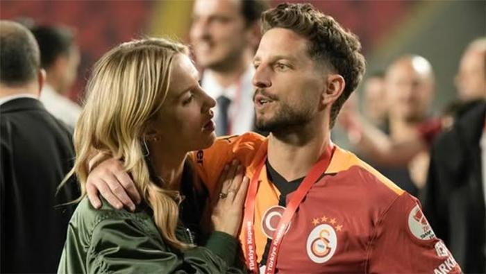 Mertens'in eşi Kat Kerkhofs dayanamadı kendini yolları attı! 22 Mertens'in eşi Kat Kerkhofs dayanamadı kendini yolları attı!- Diğer Haberler