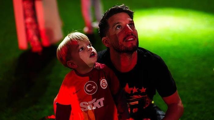 Mertens'in eşi Kat Kerkhofs dayanamadı kendini yolları attı! 27 Mertens'in eşi Kat Kerkhofs dayanamadı kendini yolları attı!- Diğer Haberler