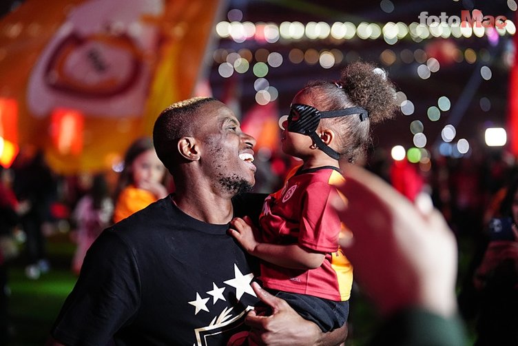 Minik kızı Osimhen'e böyle seslendi: Galatasaray'da kal babacığım- Futbol