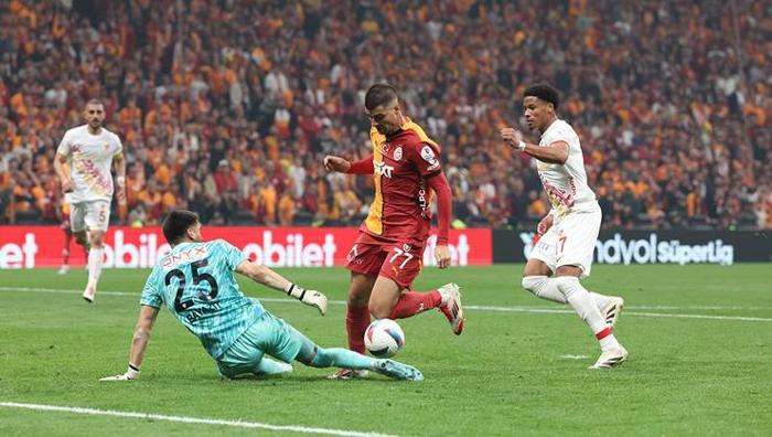 Mourinho, Muslera'nın penaltısını eleştirmişti: 2003'te aynısını yaptığı ortaya çıktı 19 Mourinho, Muslera'nın penaltısını eleştirmişti: 2003'te aynısını yaptığı ortaya çıktı- Futbol