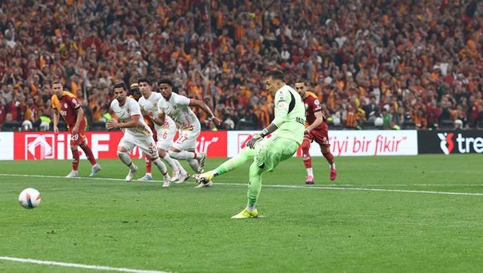 Mourinho, Muslera'nın penaltısını eleştirmişti: 2003'te aynısını yaptığı ortaya çıktı 20 Mourinho, Muslera'nın penaltısını eleştirmişti: 2003'te aynısını yaptığı ortaya çıktı- Futbol