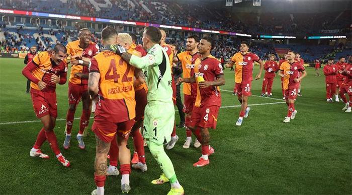Osimhen'i beklerken Galatasaray'dan sürpriz transfer atağı! Yeni isim ortaya çıktı 19 Osimhen'i beklerken Galatasaray'dan sürpriz transfer atağı! Yeni isim ortaya çıktı- Futbol