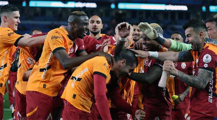 Osimhen'i beklerken Galatasaray'dan sürpriz transfer atağı! Yeni isim ortaya çıktı 20 Osimhen'i beklerken Galatasaray'dan sürpriz transfer atağı! Yeni isim ortaya çıktı- Futbol