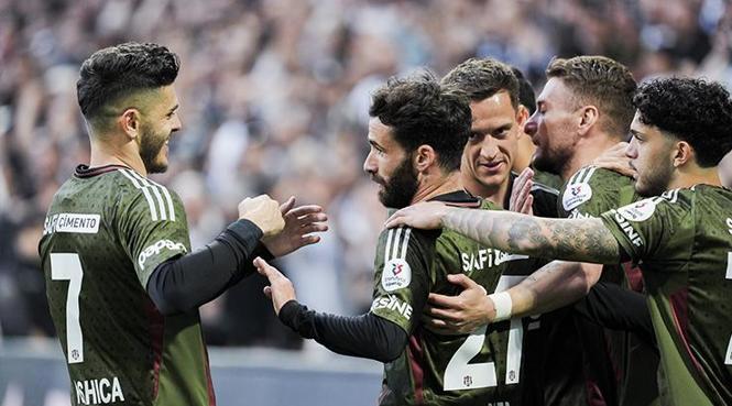 (ÖZET) Beşiktaş, ligde üçüncü sırayı güle oynaya aldı | Maç sonucu Beşiktaş - Adana Demirspor: 4-1 (Süper Lig 35. hafta)- Futbol