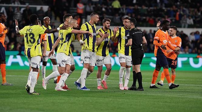 (ÖZET) FENERBAHÇE 3 PUANI 4 GOLLE ALDI! Başakşehir - Fenerbahçe maçı sonucu: 1-4 27 (ÖZET) FENERBAHÇE 3 PUANI 4 GOLLE ALDI! Başakşehir - Fenerbahçe maçı sonucu: 1-4- Futbol