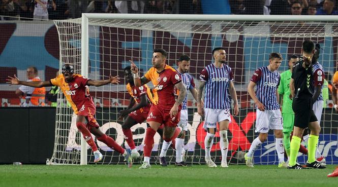 (ÖZET) Trabzonspor - Galatasaray maç sonucu: 0-2 | Şampiyonluk yolunda hata yok! 33 (ÖZET) Trabzonspor - Galatasaray maç sonucu: 0-2 | Şampiyonluk yolunda hata yok!- Futbol