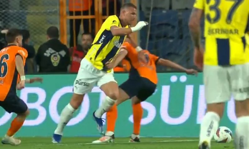 RAMS Başakşehir-Fenerbahçe maçında tartışmalı pozisyon!- Fenerbahçe