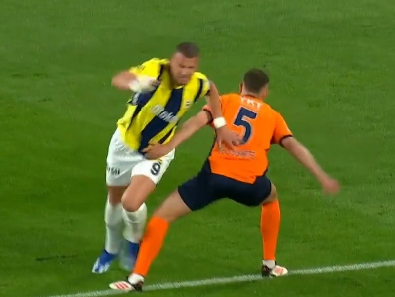 RAMS Başakşehir-Fenerbahçe maçında tartışmalı pozisyon!- Fenerbahçe