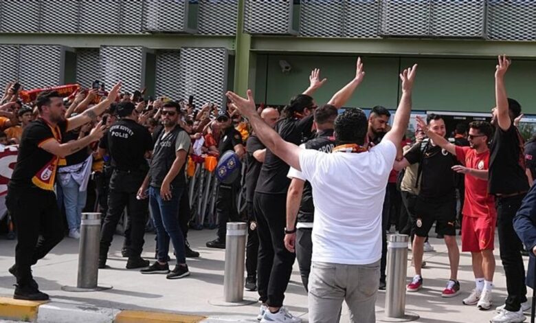 Şampiyon Galatasaray'a İzmir'de coşkulu karşılama! 11 Şampiyon Galatasaray'a İzmir'de coşkulu karşılama!- Futbol