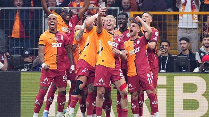 Şampiyonluk sonrası Osimhen'den geleceğina dair açıklama 'Bu takıma aşığım ama...' 22 Şampiyonluk sonrası Osimhen'den geleceğina dair açıklama 'Bu takıma aşığım ama...'- Futbol