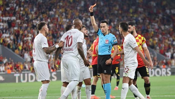 'Sezonun en çok kritik hata yapılan maçı' 36. haftanın hakem raporu: İnanılmaz hatalara imza attı 40 'Sezonun en çok kritik hata yapılan maçı' 36. haftanın hakem raporu: İnanılmaz hatalara imza attı- Futbol