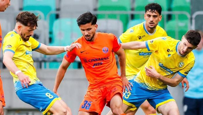 Son düdük çaldı, saha karıştı: Riera kupa finalinde kavga etti 17 Son düdük çaldı, saha karıştı: Riera kupa finalinde kavga etti- Futbol