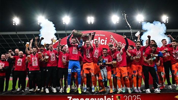 Son düdük çaldı, saha karıştı: Riera kupa finalinde kavga etti 18 Son düdük çaldı, saha karıştı: Riera kupa finalinde kavga etti- Futbol