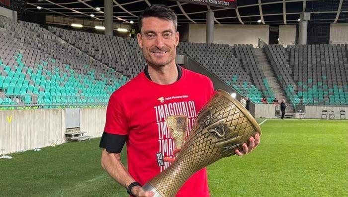 Son düdük çaldı, saha karıştı: Riera kupa finalinde kavga etti 19 Son düdük çaldı, saha karıştı: Riera kupa finalinde kavga etti- Futbol
