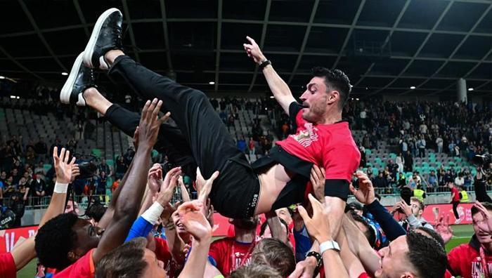 Son düdük çaldı, saha karıştı: Riera kupa finalinde kavga etti 20 Son düdük çaldı, saha karıştı: Riera kupa finalinde kavga etti- Futbol