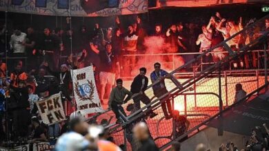 Taraftarlar sahaya inmeye çalıştı, ortalık karıştı: Futbolcular sakinleştiremedi- Futbol