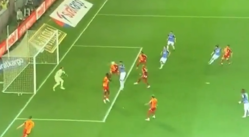 Trabzonspor derbide direğe takıldı! İşte o pozisyon- Trabzonspor