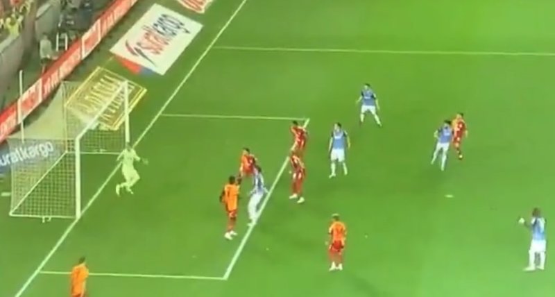 Trabzonspor derbide direğe takıldı! İşte o pozisyon- Trabzonspor