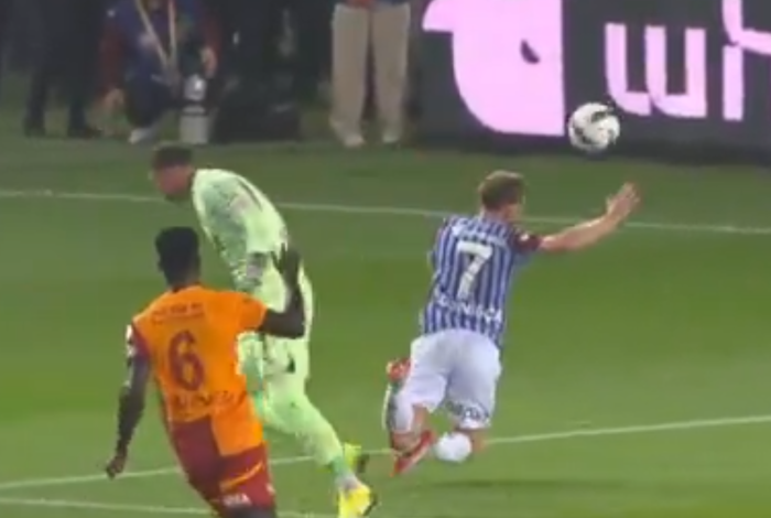 Trabzonspor-Galatasaray derbisinde çok konuşulacak pozisyon!- Futbol