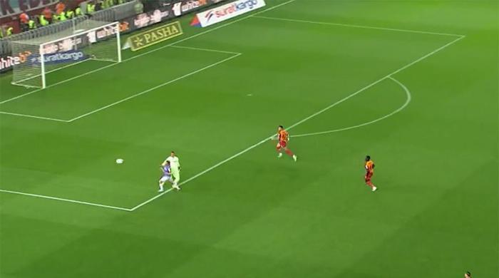 Trabzonspor - Galatasaray maçına damga vuran pozisyonu Trio ekibi değerlendirdi! Maça damga vuran Muslera - Visca pozisyonu! 42 Trabzonspor - Galatasaray maçına damga vuran pozisyonu Trio ekibi değerlendirdi! Maça damga vuran Muslera - Visca pozisyonu!- Futbol