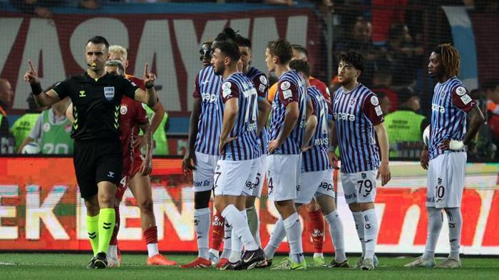 Trabzonspor - Galatasaray maçını spor yazarları değerlendirdi: Galatasaraylı yıldıza övgü: Tam bir cevher | Galatasaray yüzyılı | Buruk'a çok haksızlık yaptık 42 Trabzonspor - Galatasaray maçını spor yazarları değerlendirdi: Galatasaraylı yıldıza övgü: Tam bir cevher | Galatasaray yüzyılı | Buruk'a çok haksızlık yaptık- Futbol